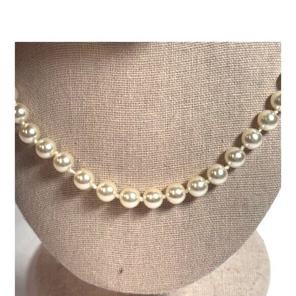 Vintage Faux Pearl Necklace Gold-Tone Filigree Clasp 16" Classic Strand Women - Picture 3 of 5